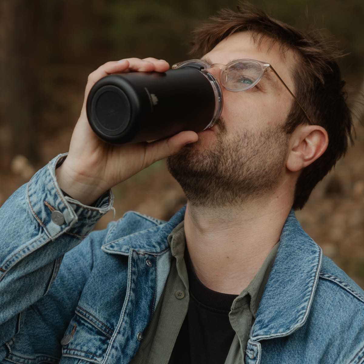 Trinken aus thermobecher